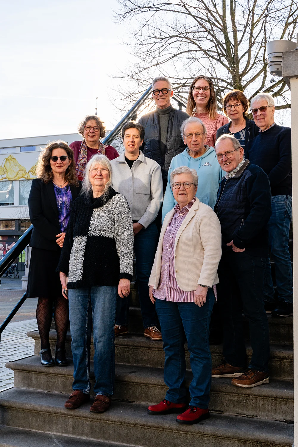 Afbeelding van de complete adviesraad op de trappen bij het gemeentehuis Zundert